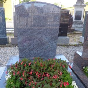 Grabanlage aus Orion-Granit, alles Sichtflächen poliert