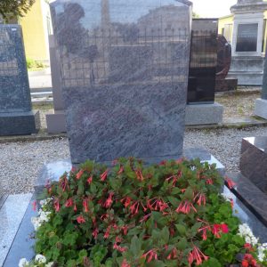 Grabanlage aus Orion-Granit, alle Sichtflächen poliert