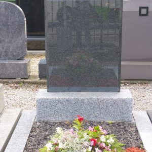 Grabanlage aus franz.-Tarn-Granit, alle Sichtflächen poliert