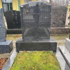 Grabanlage aus Impala-Granit, alle Sichtflächen poliert